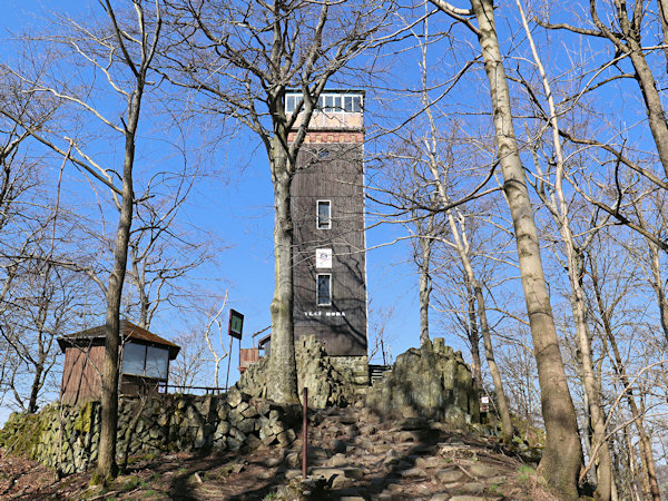 Basaltgipfel mit einem Aussichtsturm und einer kleinen Schutzhütte für Besucher.