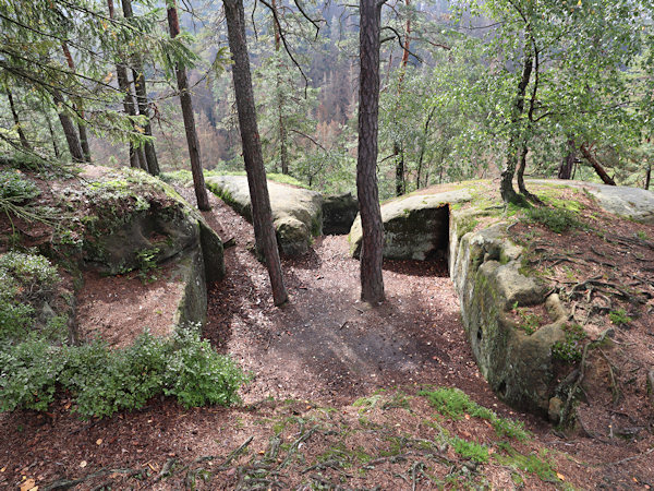 Der Keller des Hauptgebäude und vielleicht das einzige Gebäude der Burg wurde in den Fels gehauen.