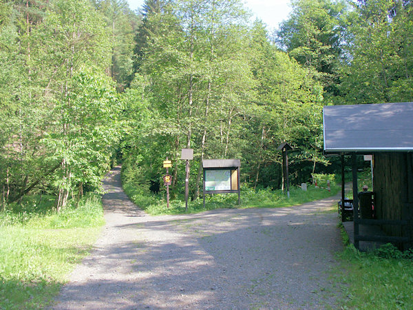 Der Grenzübergang am Ende von Zadní Doubice. Hinter dem Hause rechts führt die Strasse über die Brücke nach Deutschland und geradeaus der Wanderweg an der Vlčí deska (Wolfstafel) vorbei zur Tokáň (Balzhütte).