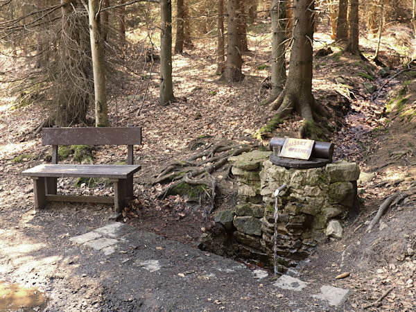 Die Farský pramen (Pfaffenborn) unweit der Kapelle unter dem Široký vrch (Steingeschütt).