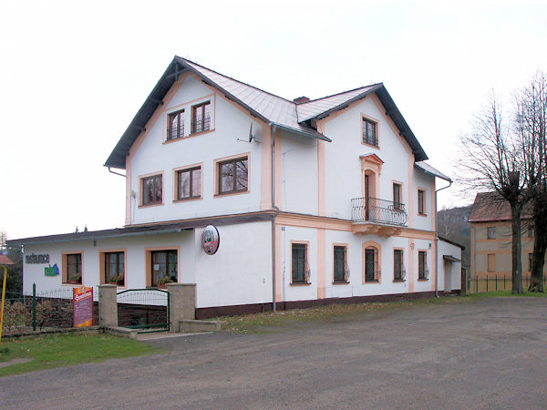 Die ehemalige Sommerfrische Klein-Semmering am Bahnhof Chřibská (Kreibitz).