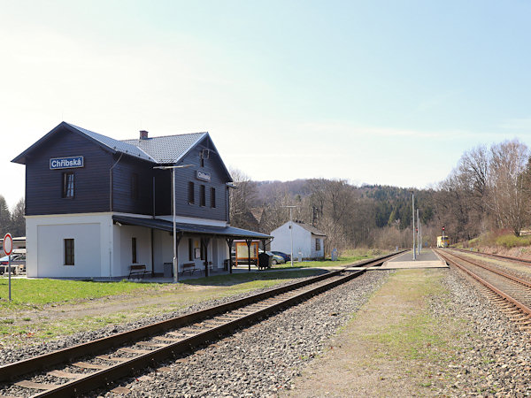 Der Bahnhof Chřibská (Kreibitz) liegt weit hinter der Stadt in den Wäldern unterhalb von Plešivec (Plissenberg). Das Bahnhofsgebäude wurde im Jahr 2021 schön renoviert.