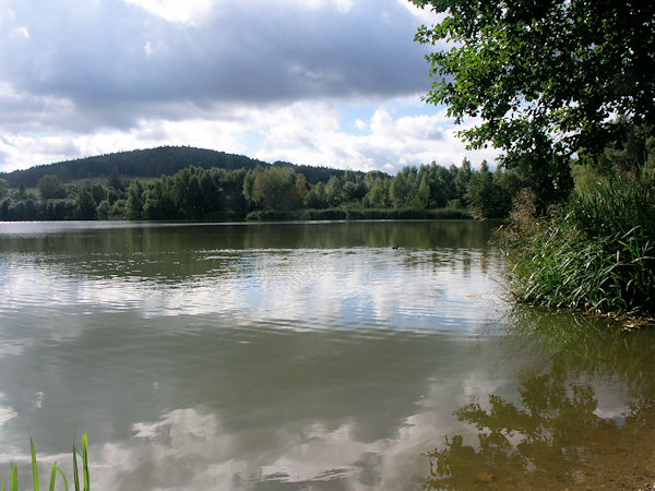 Pohled na rybník od západu.