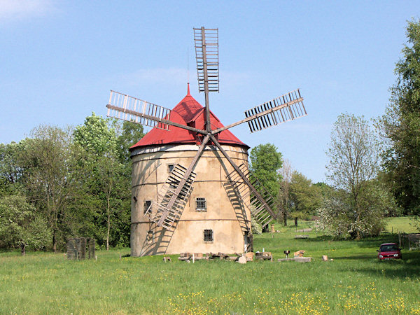 Větrný mlýn u rybníka Světlík.