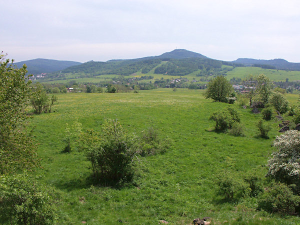 Aussicht von der Anhöhe zum Jedlová.