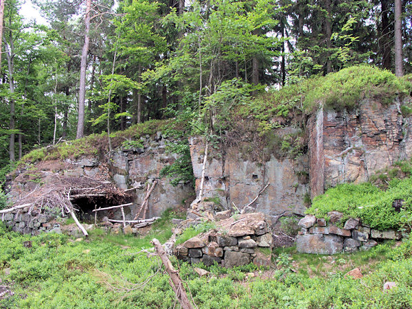 Mauerreste der Schmiede des Sandsteinbruches auf dem Čertova pláň (Teufelsplan).