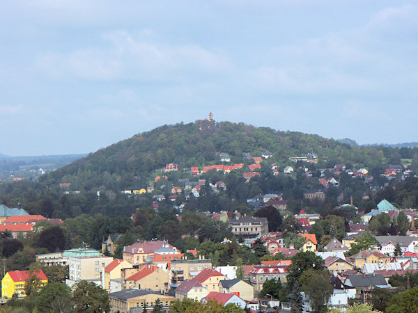 Blick auf den Hrádek vom Šibeniční vrch (Galgenberg).