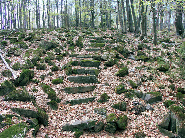 Verwahrloste Stufen des alten Weges auf den Berggipfel.