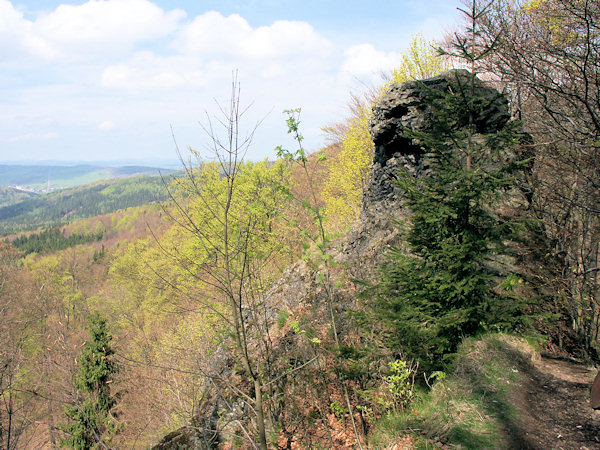 Pětikostelní kámen (Fünfkirchenstein), Basaltfelsen am Aussichtspunkt.