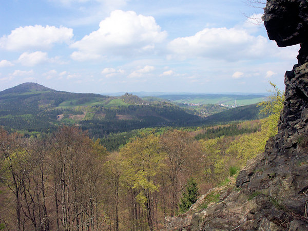 Aussicht vom Fünfkirchenstein auf den Tolštejn (Tollenstein) und Jedlová (Tannenberg).