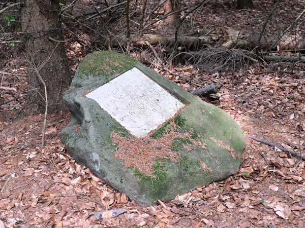 Das Liechtensteiner Denkmal am Hang unterhalb des Pětikostelní kámen (Fünfkirchenstein).