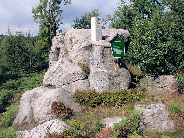 Grenzstein-Felsen Trojhran (Dreiecker), Gesamtansicht vom Osten.