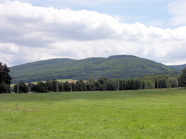 Blick auf den Rohál-Kamm mit dem Weberberg von Jiřetín aus.