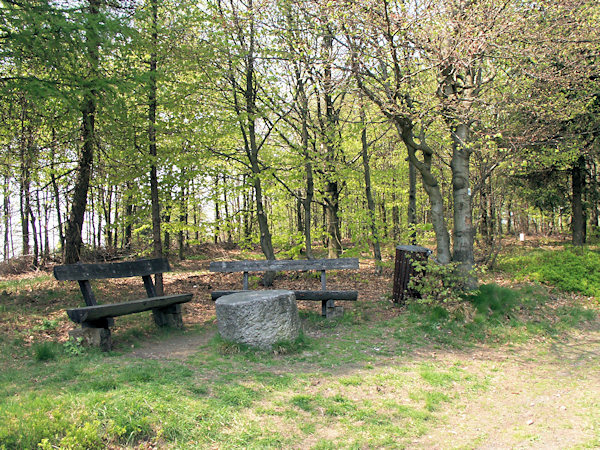 Rastplatz am Wanderweg auf der deutschen Seite der Grenze.