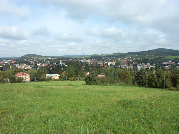 Výhled na Varnsdorf s vrcholy Hrádku a Špičáku v pozadí.