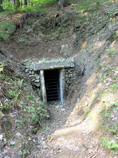 Portál štoly u Knížecí studánky.