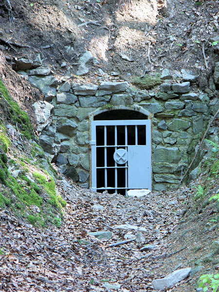 Mundloch des Milířka (Kohlhau) genannten Stollens.