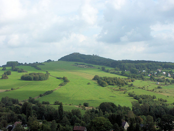 Blick auf den Špičák vom Westen.