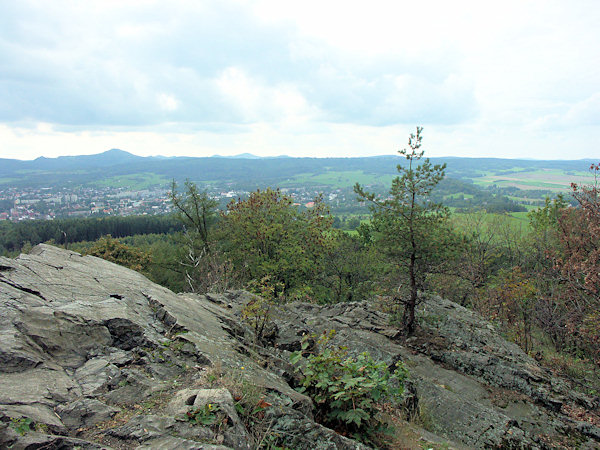 Aussicht über Varnsdorf zum Jedlová (Tannenberg).