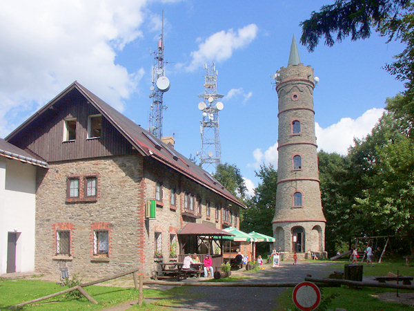 Rozhledna s hostincem na vrcholu.