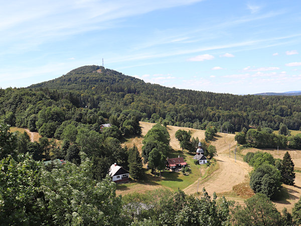 Blick auf Jedlová (Tannenberg) vom Tolštejn-Felsen (Tollenstein).