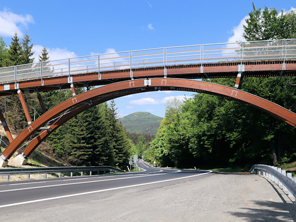 Die Hauptstraße nach Rumburk führt über den Stožec-Sattel. Im Hintergrund ist der Berg Jedlová zu sehen..