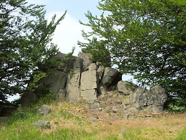 Konopáč (Hanfkuchen), Aussichtsfelsen auf dem Gipfel.