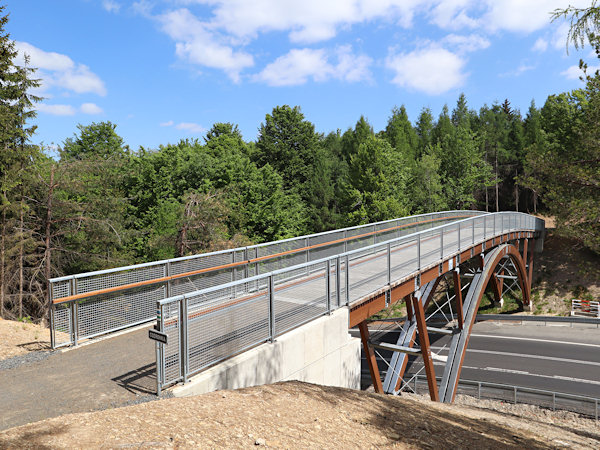 Touristische Fußgängerbrücke über die Hauptstraße im Stožec-Sattel.