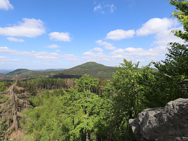 Blick von Konopáč (Hanfkuchen) in Richtung Jedlová (Tannenberg).