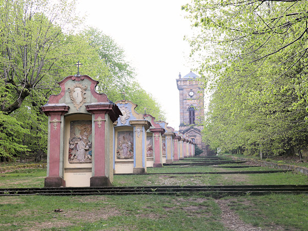 Kapellen des Kreuzweges an Nordhange.