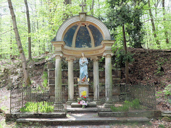 Gloriett mit der Statue der Jungfrau Maria.