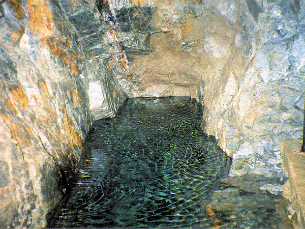 Eine Wasserfläche in der Abteufung in einem Nebengange des St. Johann Evangelista-Stollens.