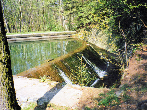 Überlauf am Dammende.