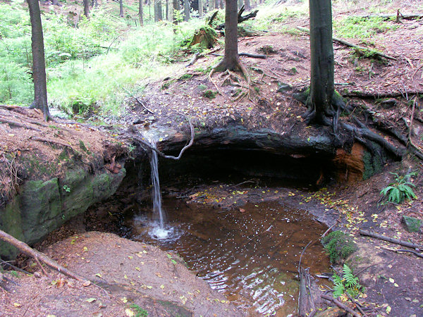 Wasserfall auf einem überhängenden Felsen im oberen Teil des Tales.