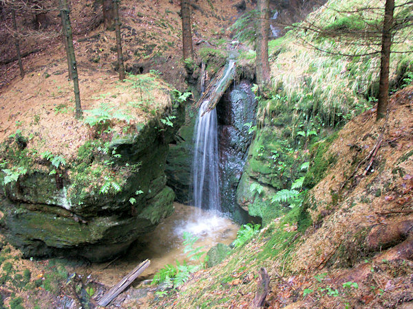 Wasserfall an einem der kleineren Waldbächlein im südlichen Talhang.