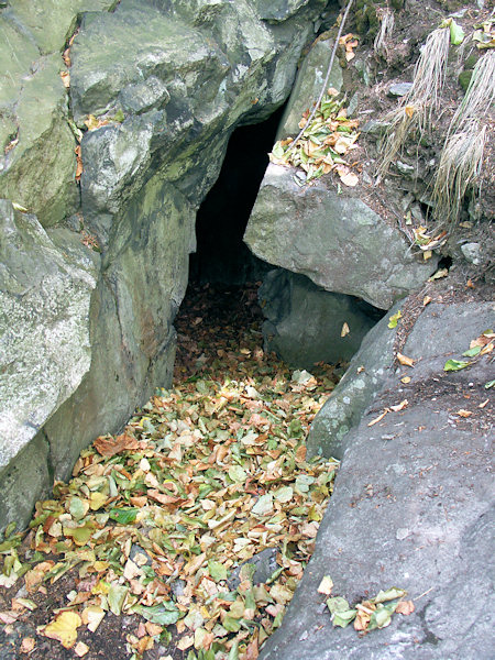 Ústí jeskyně Komora.
