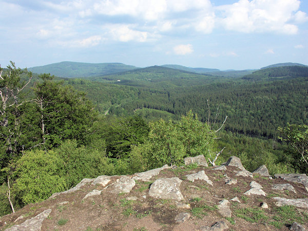 Aussicht vom Gipfel des Malý Stožec (Kleiner Schöber) nach Osten zum Pěnkavčí vrch (Finkenkoppe).