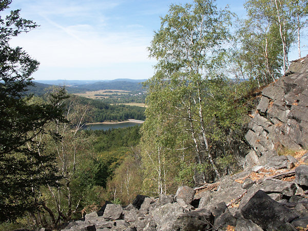 Blick vom Westhang des Berges auf die Talsperre Chřibská.