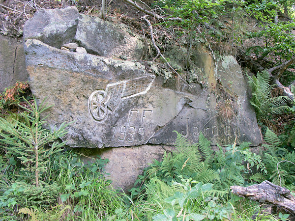 Felsen mit Relief oberhalb der Jordanquelle.