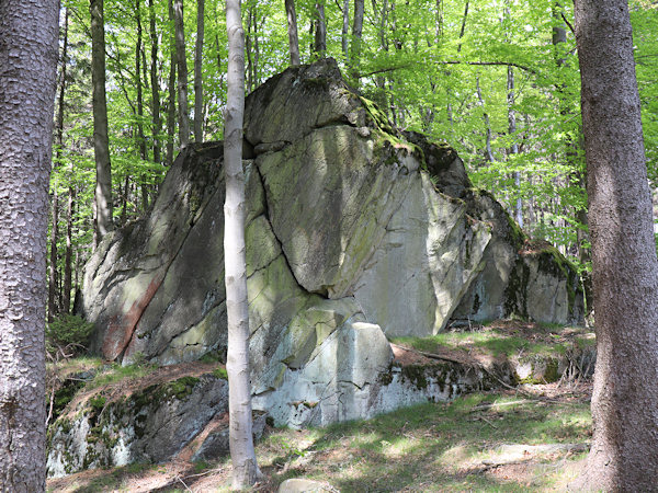 Einer der Phonolith-Felsen auf dem Kozí hřbet (Ziegenrücken).