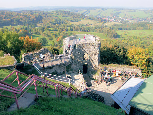 Ein Blick auf das Lužnička-Tal durch die Mauer mit dem sanierten Nordturm.