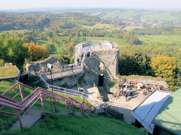 Výhled do údolí Lužničky přes hradbu s opravenou hláskou.