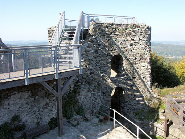 Der sanierte Turm mit einer Aussichtsplattform auf dem Dach.