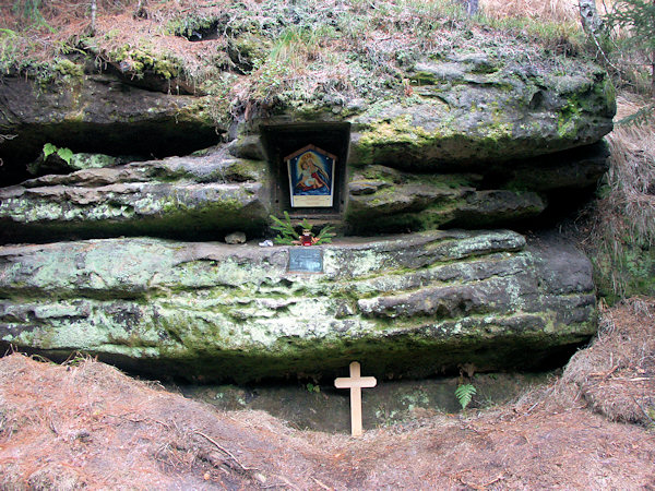 Die Felsennische mit dem Bild und der an den Mord Valentin Fiedlers erinnernden Tafel.