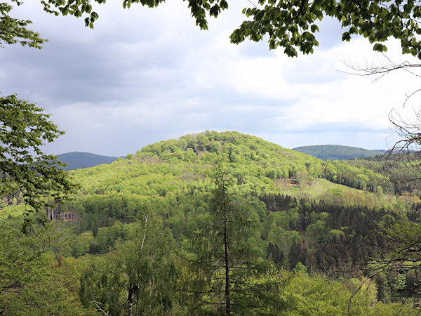 Blick auf den Hřebec (Schindelhengst) von Chřibský vrch (Himpelberg).