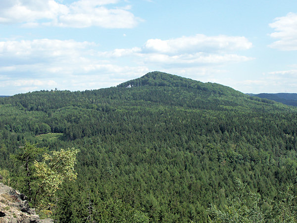 Blick auf den Javor vom Chřibský vrch.