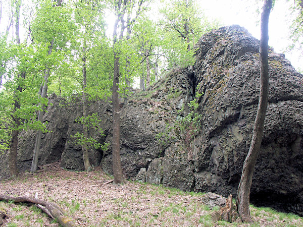 Čedičové skály pod vrcholem.