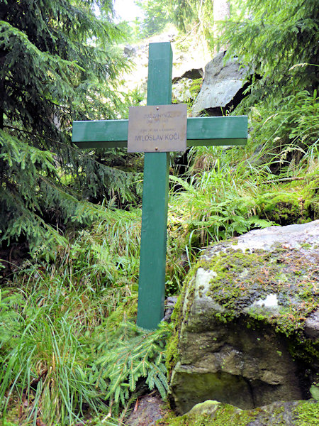 Kreuz zum Andenken an den Waldarbeiter Miloslav Kočí.