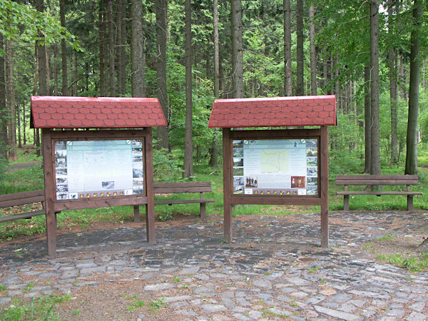 Info-Tafel des Lehrpfads im Sattel.