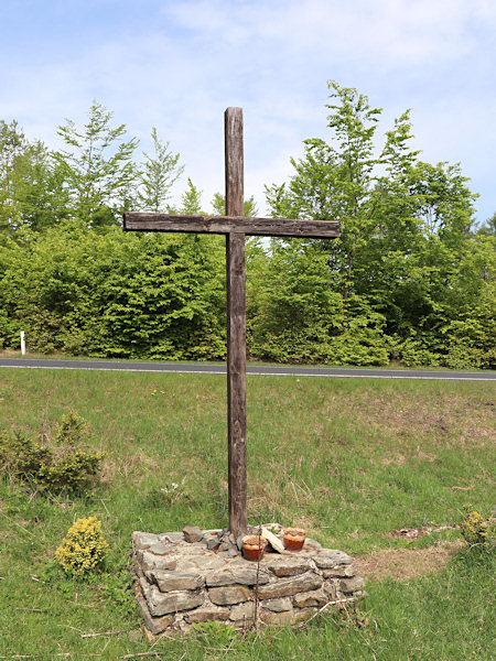 Ein einfaches Holzkreuz erinnert heute noch an das gemeinsame Grab der Gefallenen.